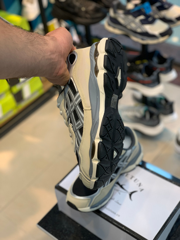 کتونی مردانه وارداتی برند اسیکس سایز40تا45 رنگ خاکی کد ۱۰۴۱