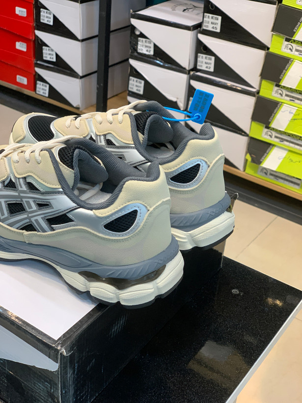 کتونی مردانه وارداتی برند اسیکس سایز40تا45 رنگ خاکی کد ۱۰۴۱