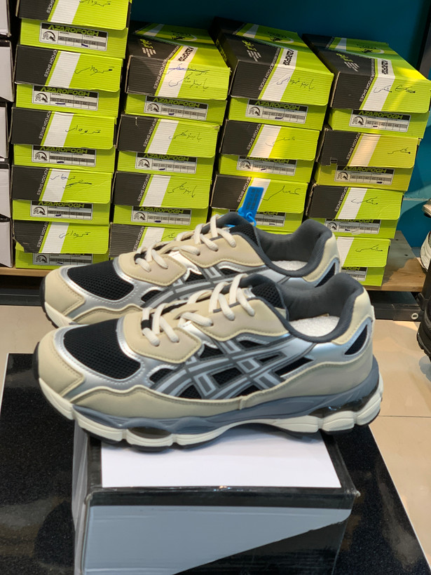 کتونی مردانه وارداتی برند اسیکس سایز40تا45 رنگ خاکی کد ۱۰۴۱